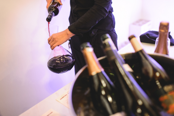 По сложившейся традиции компания Palais Royal выступила партнером вечера. Эксперты Palais Royal специально подобрали вина с учетом утонченного вкуса именинника. В дегустационный сет вошли уникальные вина из Коллекции Легендарных Брендов.